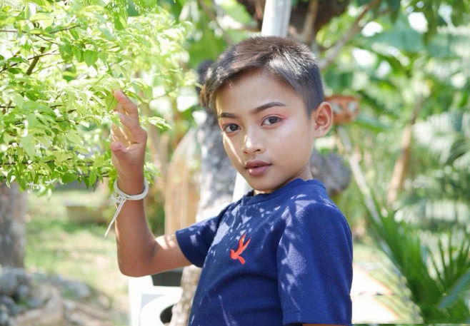 1/ 12 小男孩nesty来自泰国攀牙府(省),年仅12岁的他长得超级秀气