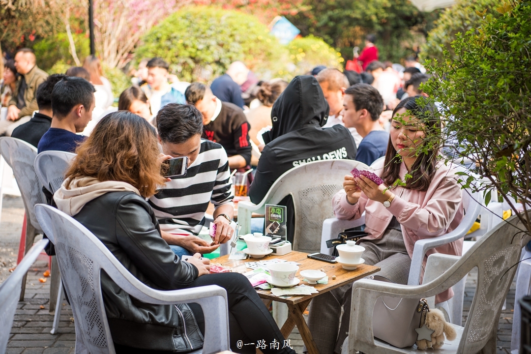 成都最有名的公园密密麻麻都是喝茶的人场景堪比国庆长假