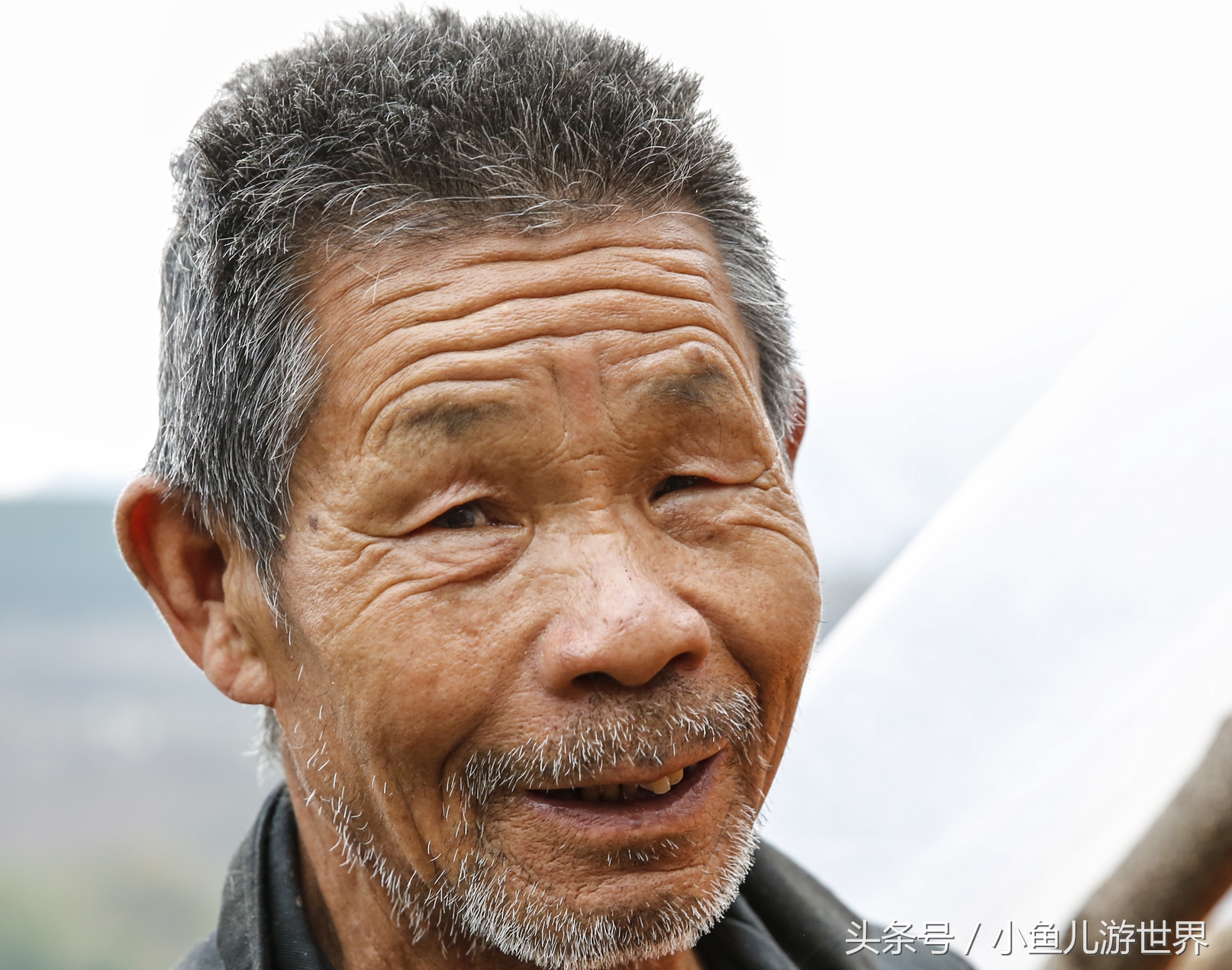 深秋季节鲁南山区农民大爷的稀罕物供不应求遍山红叶引游客