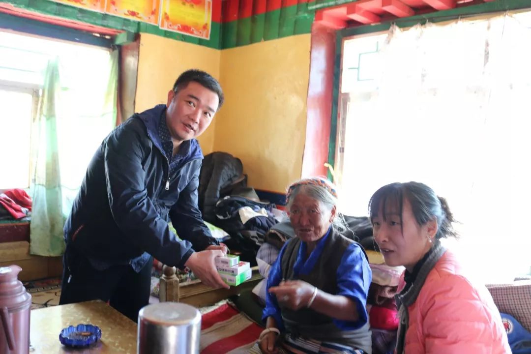 北京积水潭医院援藏干部拉萨市人民医院援藏副院长任轶(左一)到村民