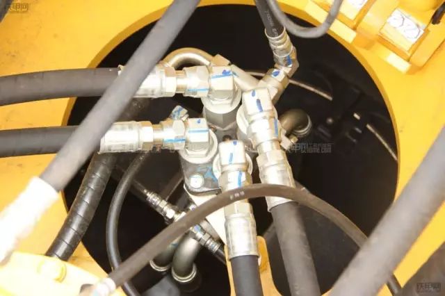 挖掘机行走油管接法图图片