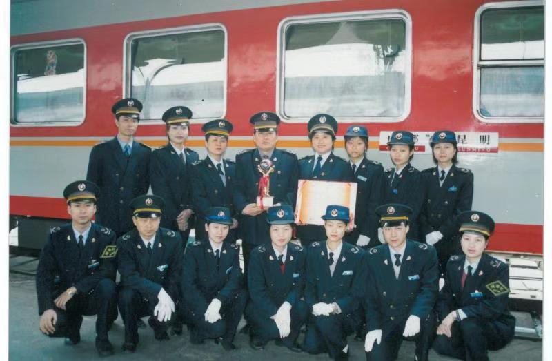 為緩解旅客乘車疲勞,那時的t7/8次列車的列車員還會在車廂裡帶動旅客