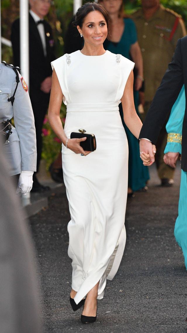 梅根王妃终于换裙装款式一袭拖地白裙美成初恋换个发型更惊艳