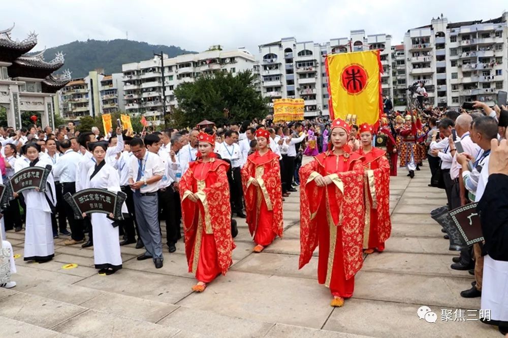 各司礼职员按部就班,撞钟,击磬,开启祭典仪式,然后初献—进香,酹酒