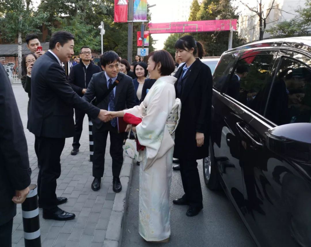 王彦伶(798艺术区创始人)在798艺术区迎接日本首相安倍晋三的夫人安倍