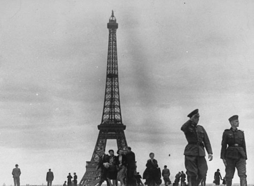 二战巴黎被侵占时的老照片食物紧缺民众每天排队购买