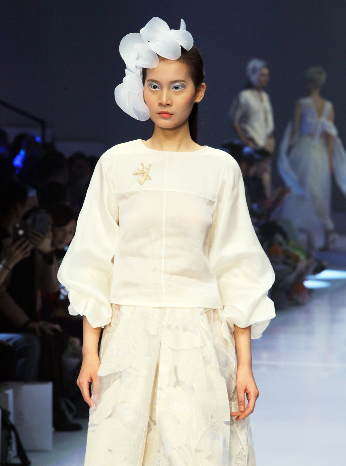 优雅时尚新定义白鹿语闪耀中国国际时装周