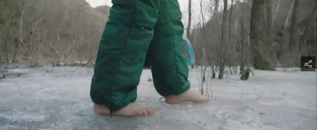 赤脚走进冰天雪地里把冰块塞进衣服里把刺骨的凉水浇到头上于是他想出