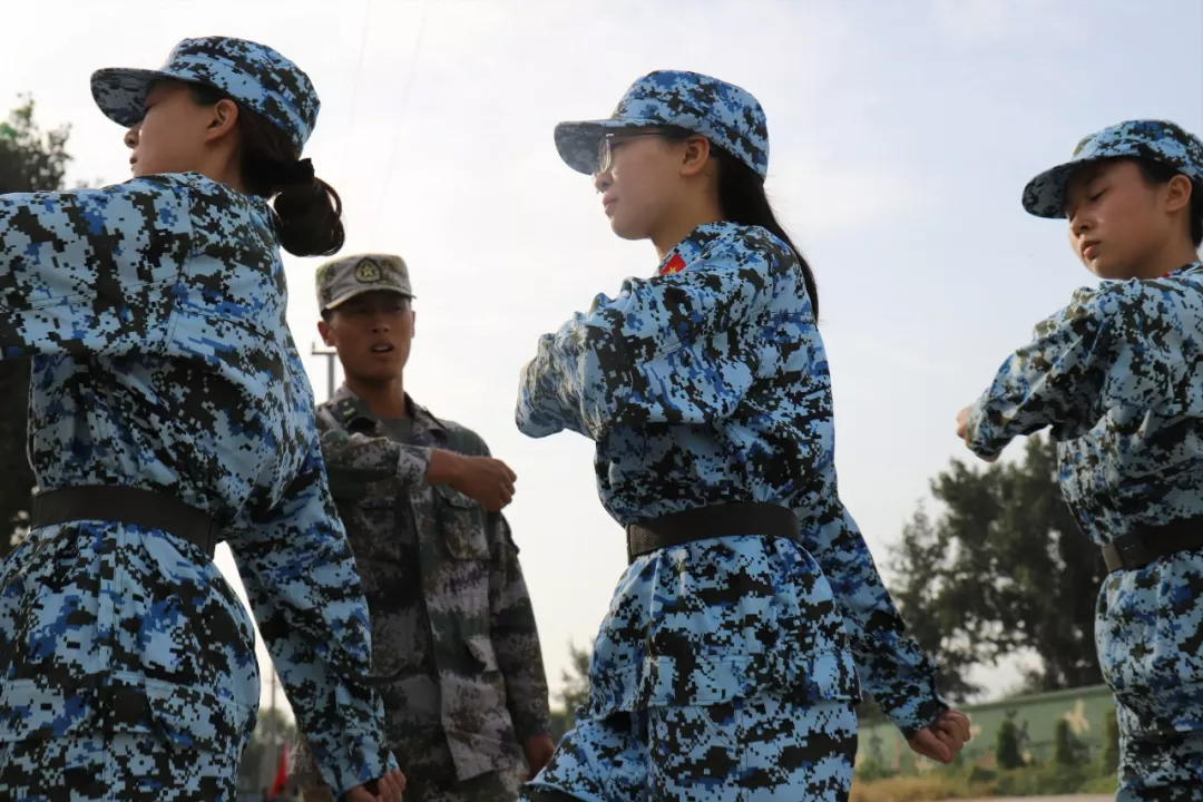 盛华基地中华女子学院军训纪实