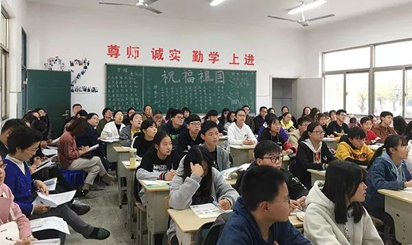 活动中,苏陈中学的陈梅老师开设了一节九年级上册unit 5 welcome to