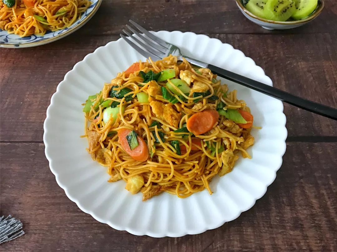 青菜雞蛋炒麵:十分鐘的快手炒麵,用來當早餐再合適不過了_火腿腸