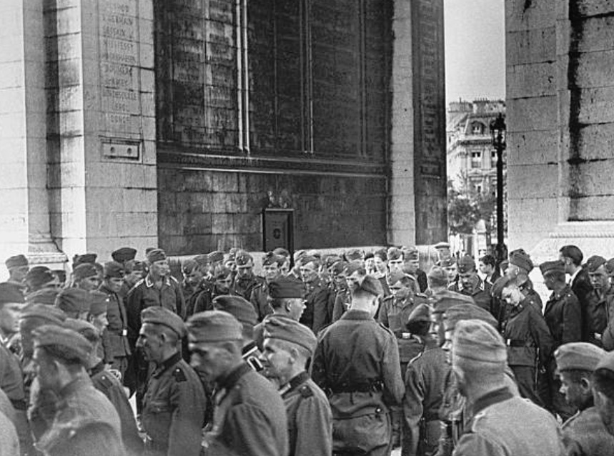 二战巴黎被侵占时的老照片食物紧缺民众每天排队购买