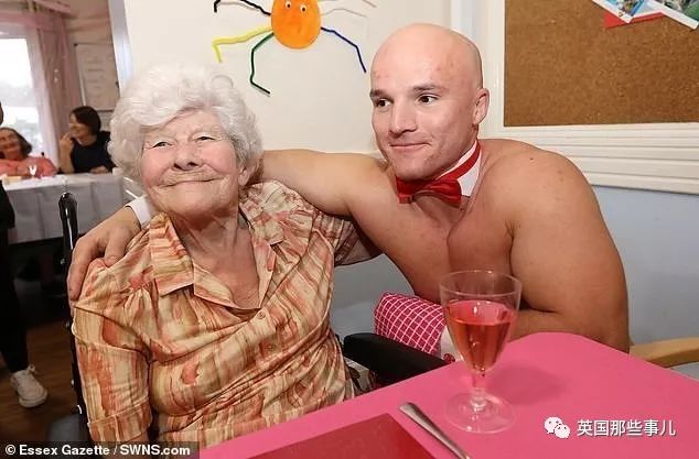 89岁老奶奶强烈要求看小鲜肉…养老院护工为她请来一堆半裸男仆