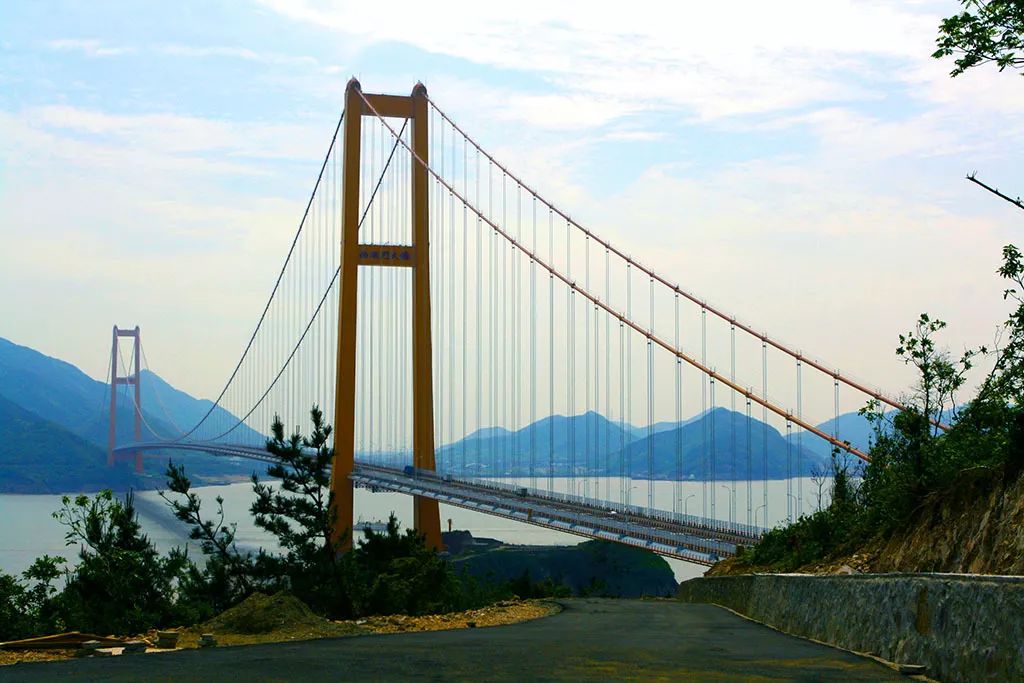1999年9月26日,舟山市政府作出重大决策,在本岛岑港,打下了跨海大桥第