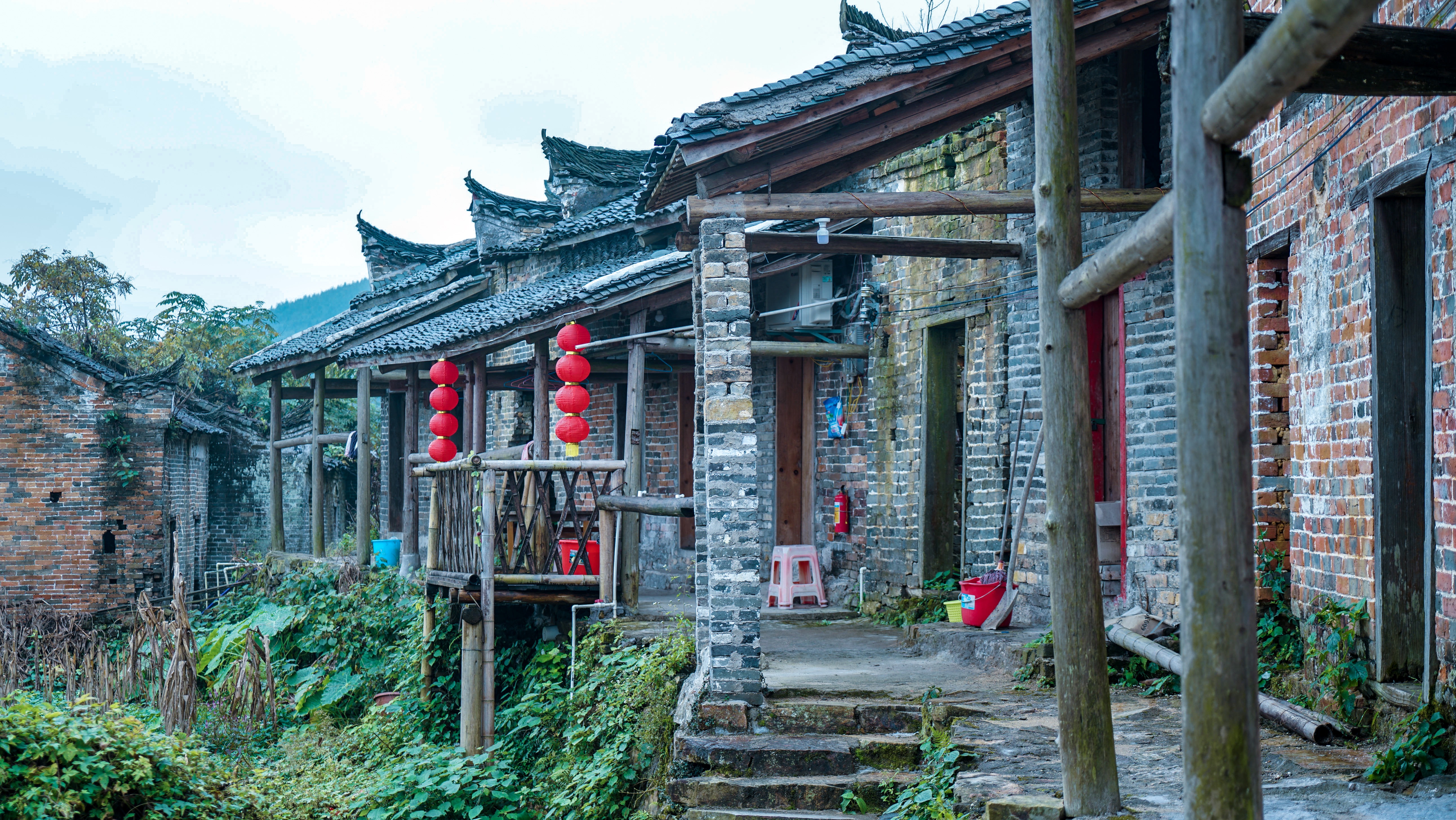 千年瑶寨位于广东省清远市连南瑶族自治县城西27公里处,需要经过蜿蜒