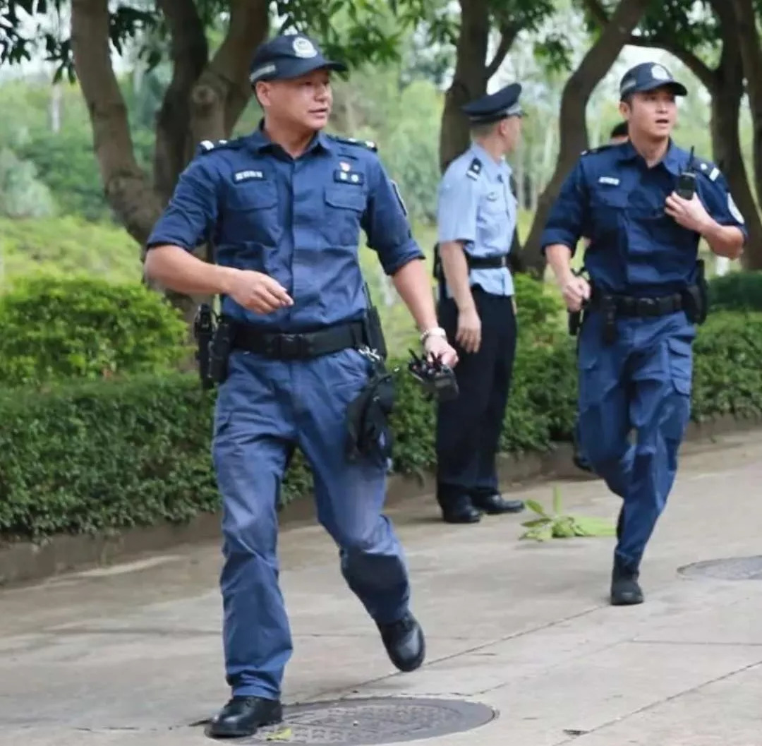 新式警服夏季图片