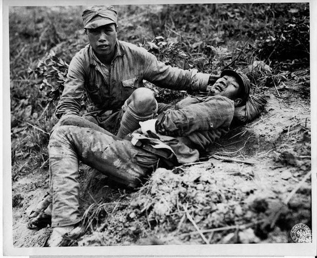 悲壮而无奈,抗日战场上这些士兵竟穿着草鞋与日寇血战