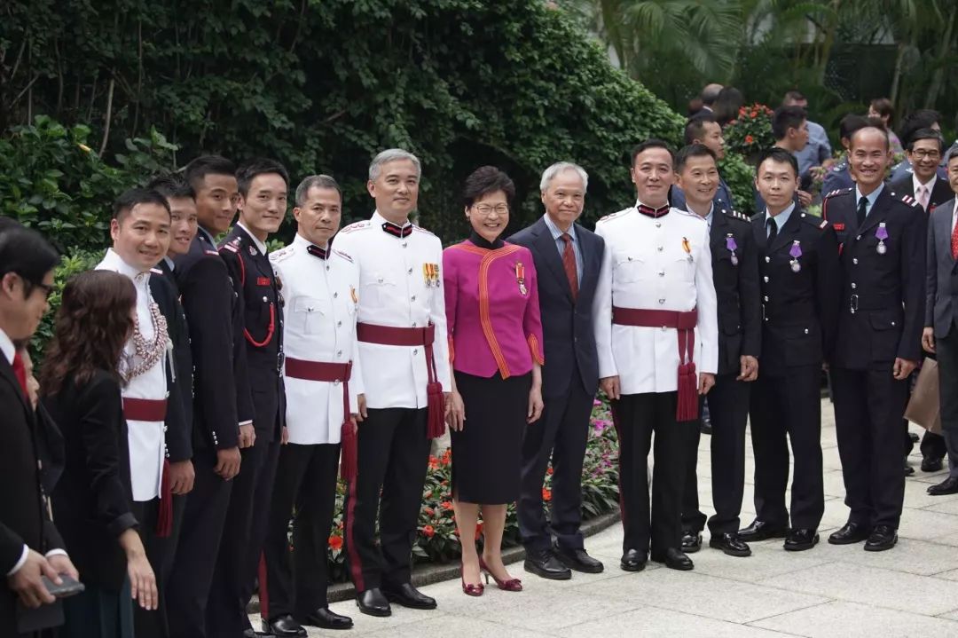 民建联立法会议员蒋丽芸(中)与财政司司长陈茂波(左)同行.