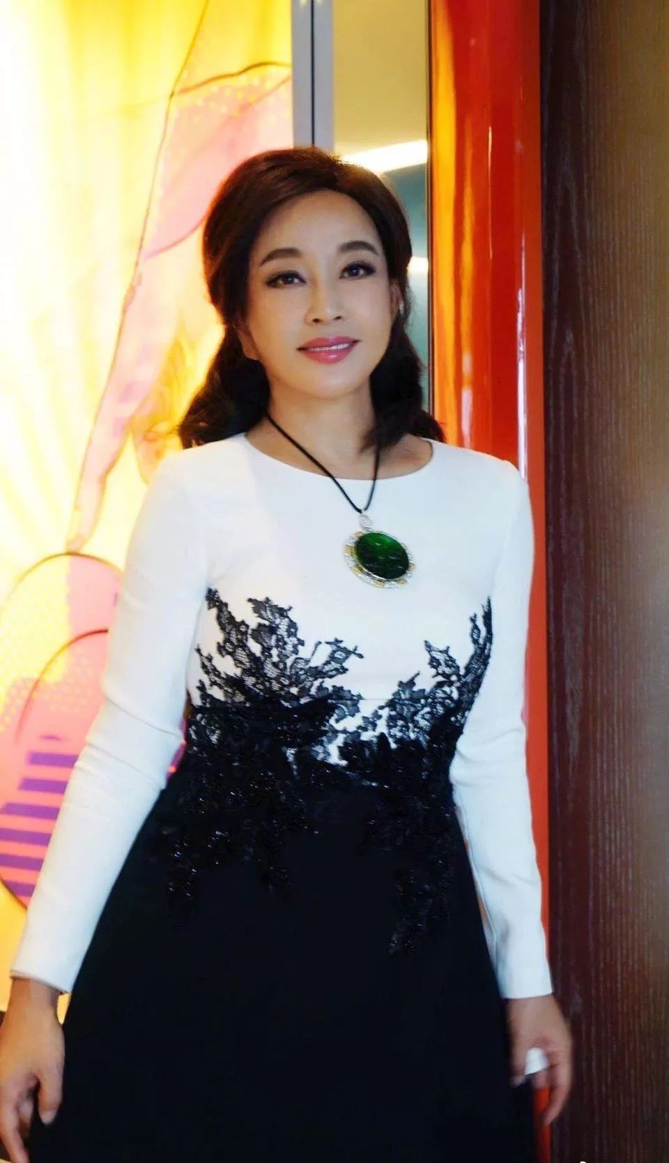 刘晓庆每每现身都戴巨型翡翠项链,一身贵妇范丰腴的身材更吸睛