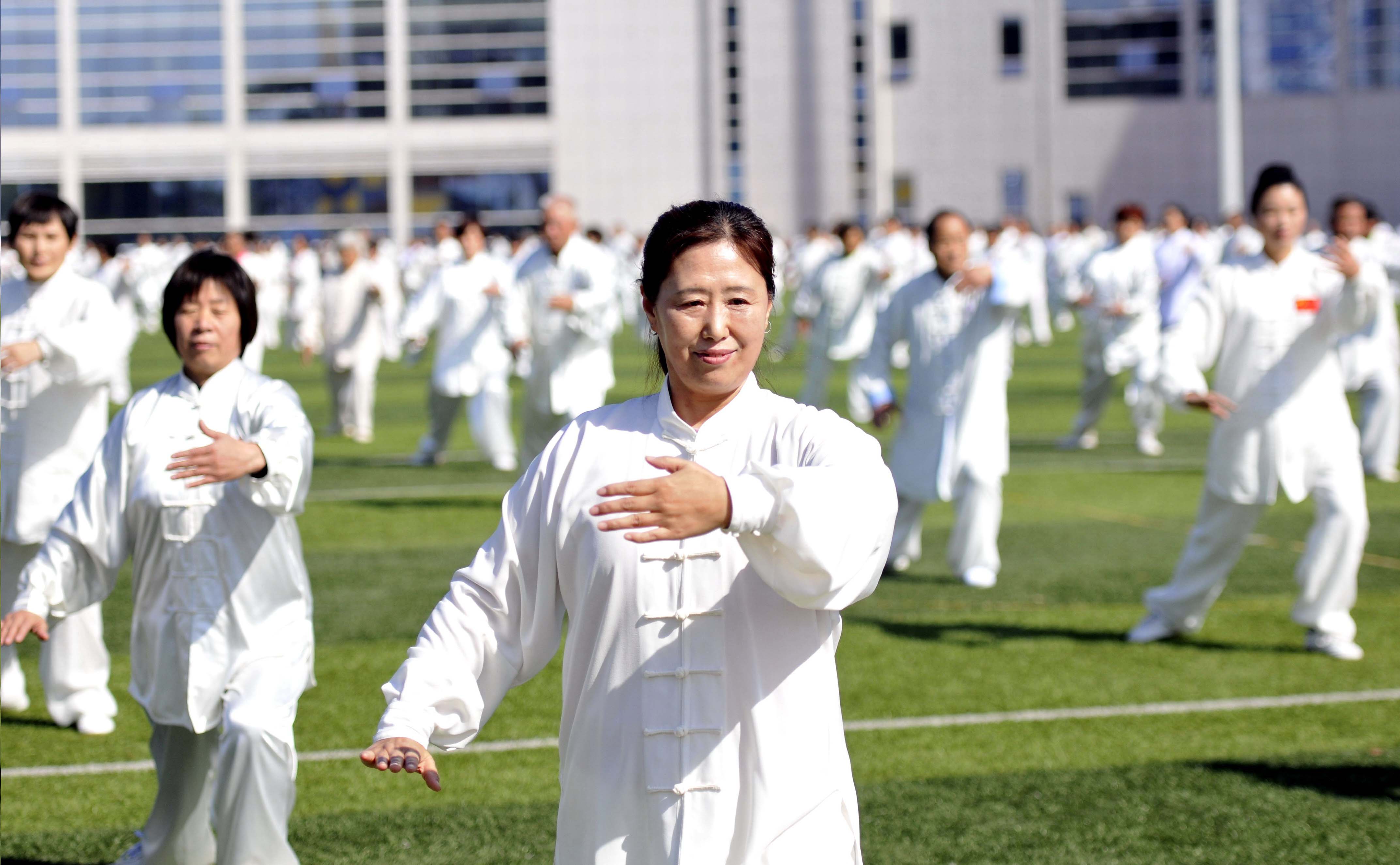 10月27日,老年太极拳爱好者在山东省临沂市郯城县体育场进行太极拳