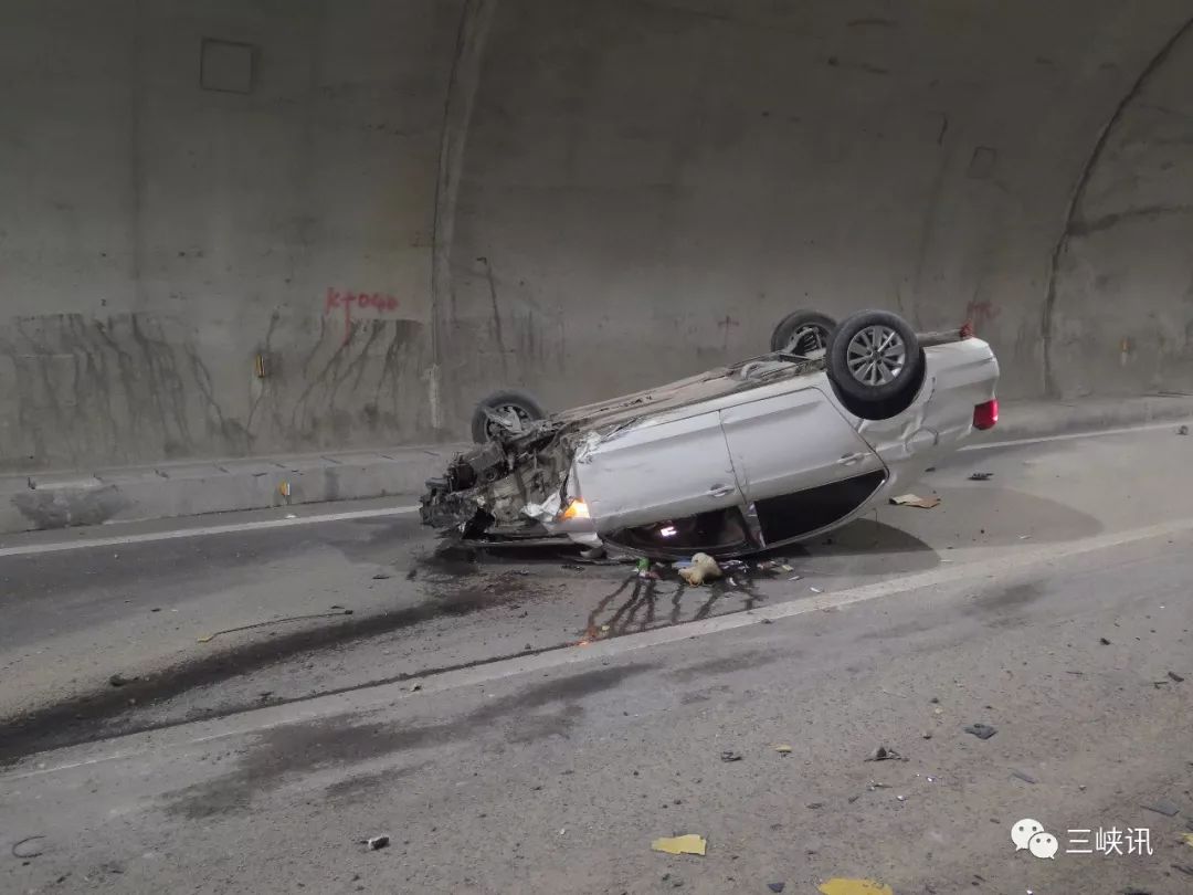 下午300忠县至万州高速发生车祸损失惨重原因竟是驾驶人突然犯了