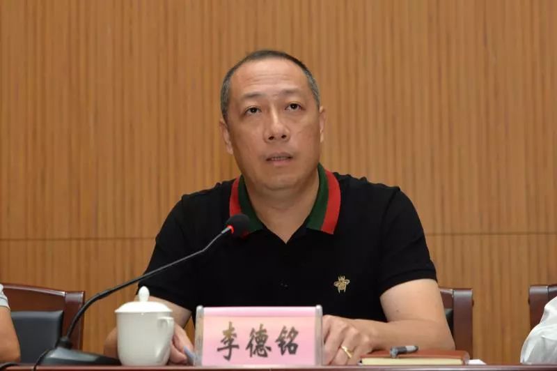 会上,东石镇党委书记洪建立进行了强调讲话,镇长李德铭部署了农村各项