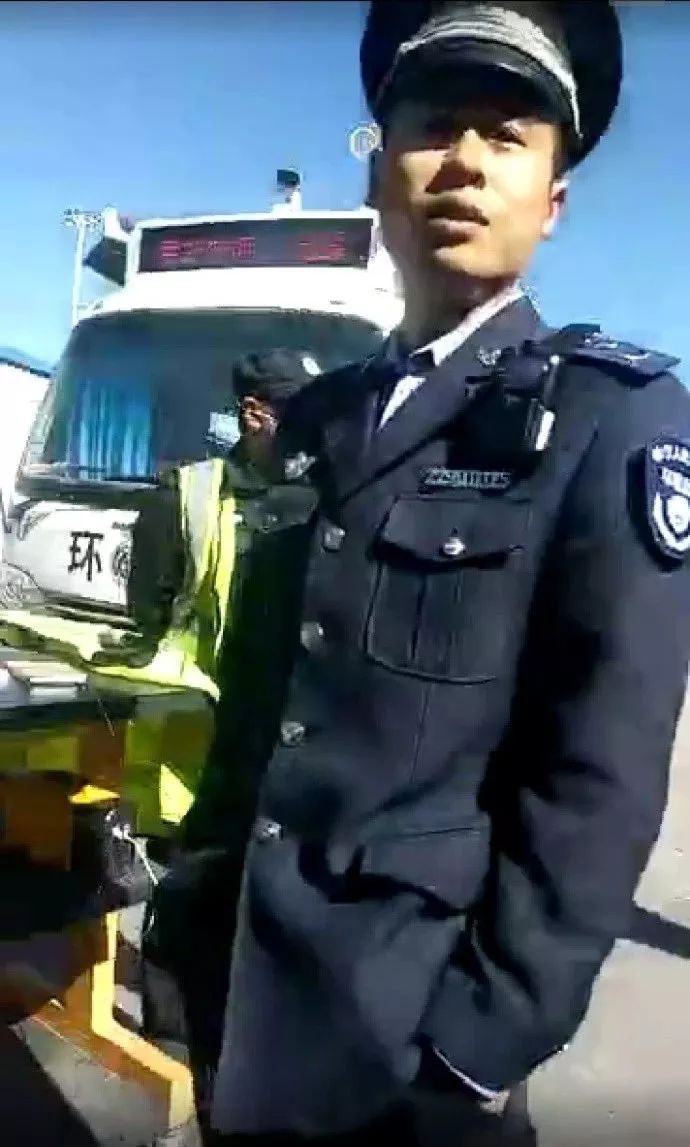 新式警服,长什么样?