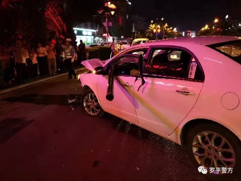 接警后,交警大队事故处理民警立即赶到现场处置.