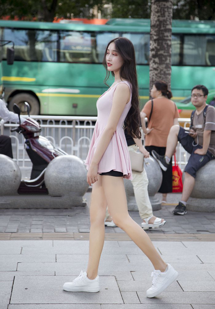 街拍美女真会穿穿上迷你连衣裙打造纤纤大长腿几乎无敌