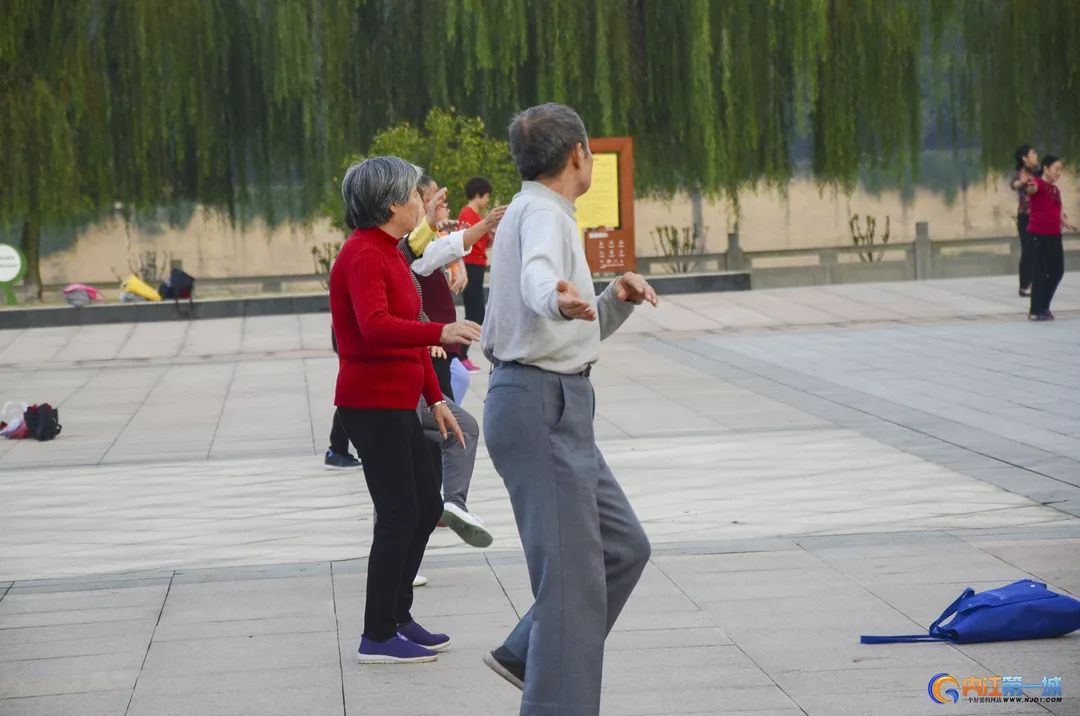 內江公園裡的大爺大媽才不是只會跳廣場舞不走尋常路的玩法你老了會麼