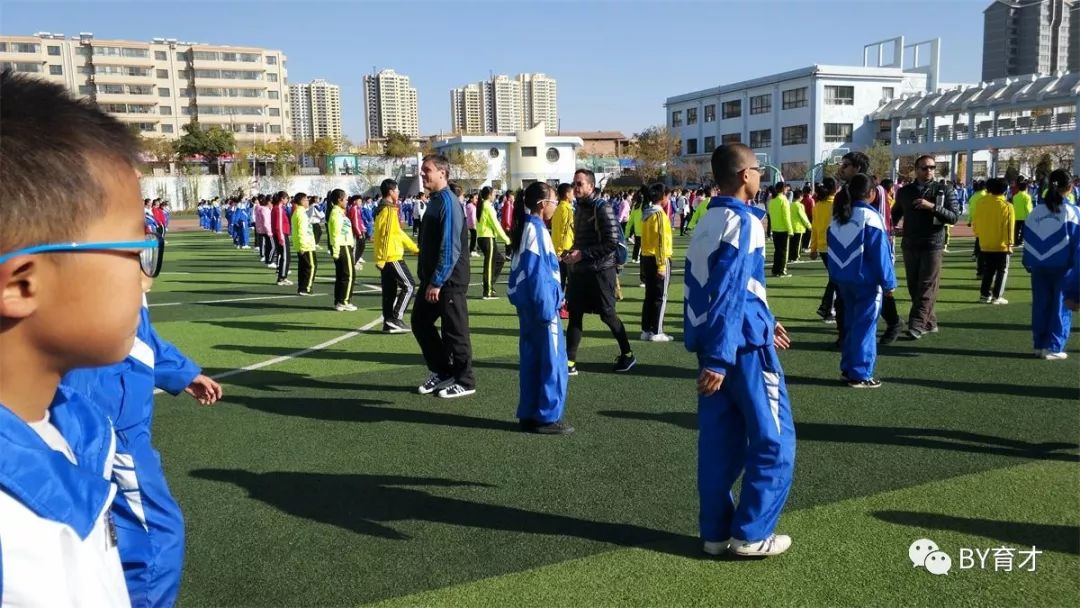 乌拉圭足球代表团莅临白银市育才学校访问交流