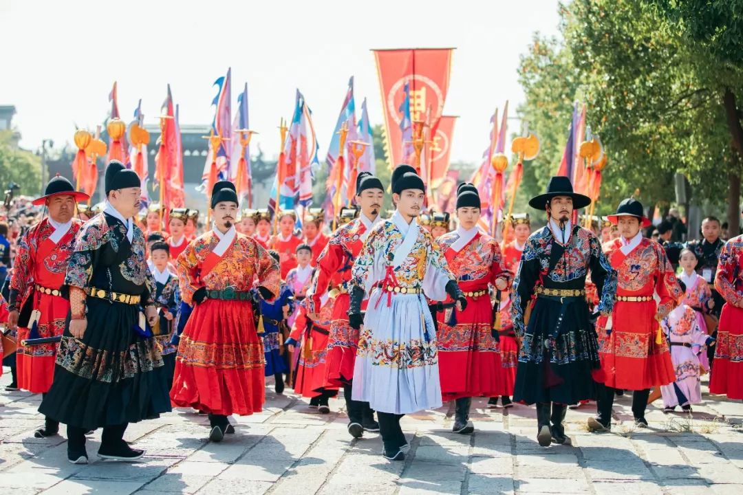 衣冠赫奕,蝉衫麟带,华裾鹤氅,缓带轻裘,朝代嘉年华以直观的方阵形式