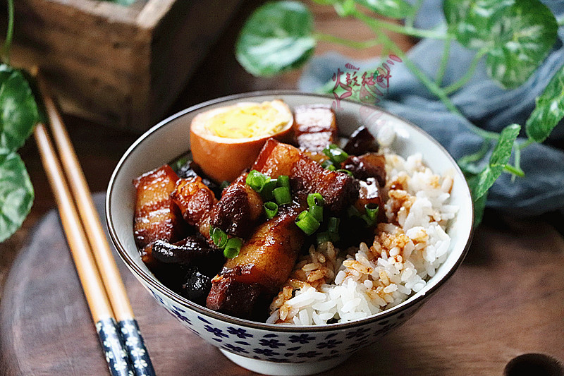 香菇滷肉飯的做法與材料主材料:五花肉300克,大米 100克,香菇 50克