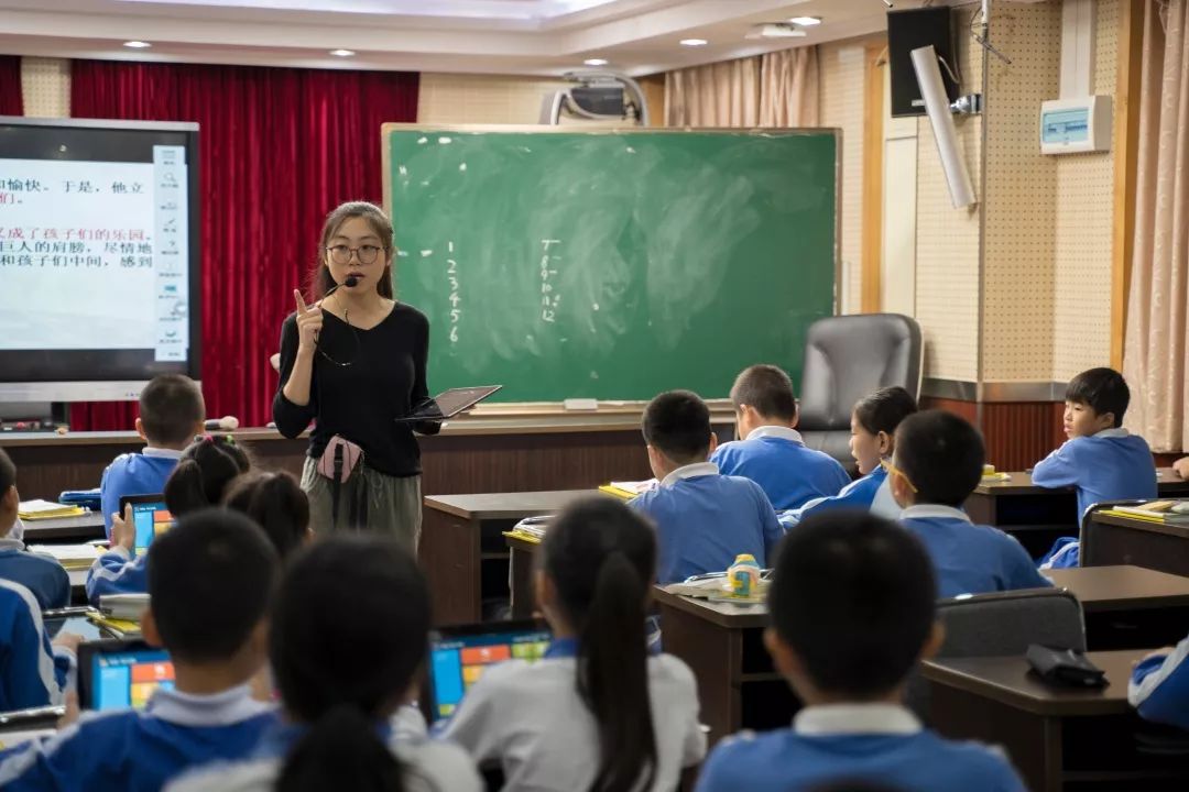 当堂训练,自主探究,小组合作,而这些特点在邹维老师的那节《新型玻璃