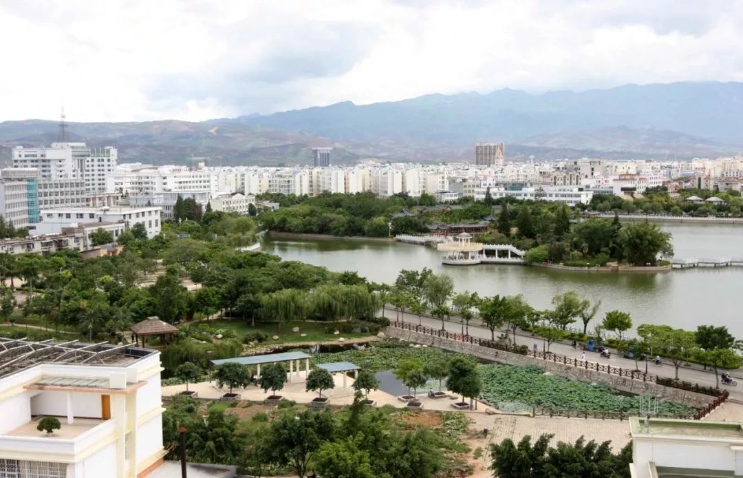 宣威市旅遊資源較為豐富,風景名勝主要有東山公園,宛水公園,美奐山