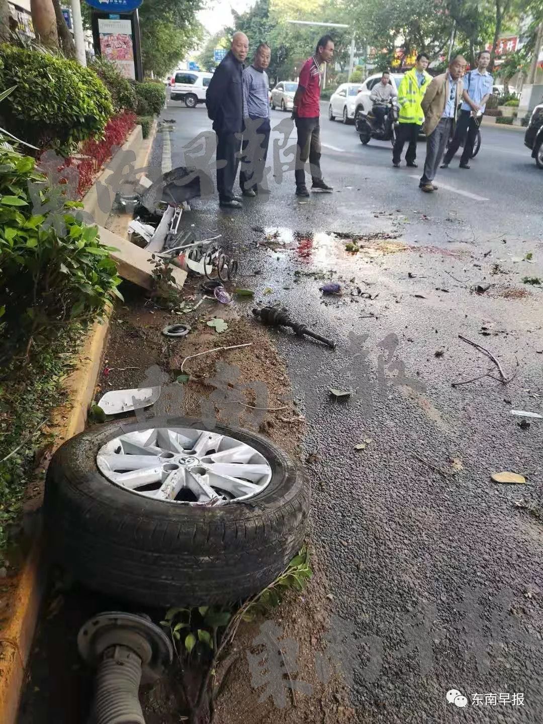 轮胎撞飞,安全气囊爆开……/泉州:两名中学生骑助力车出车祸,现场惨烈