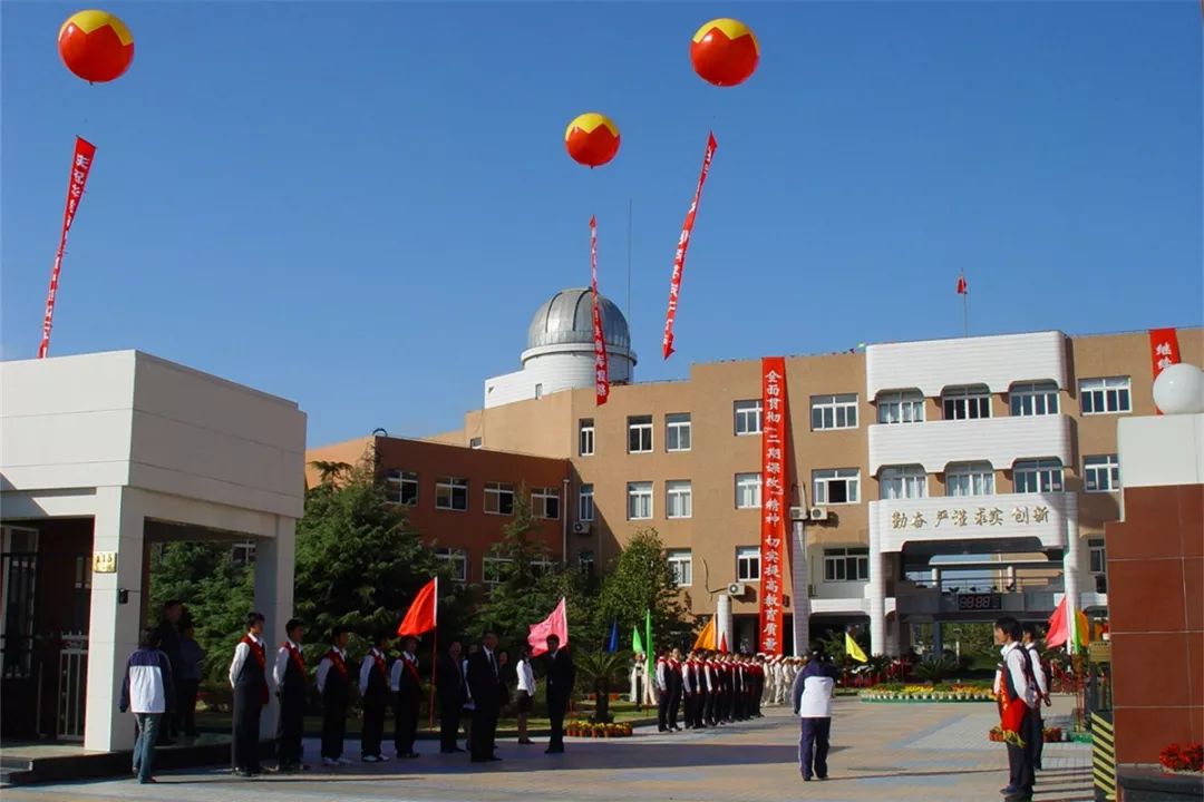 华师大三附中图片