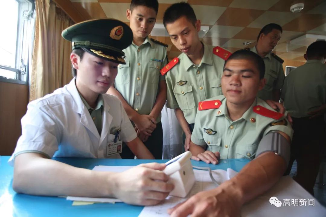 軍色的白大褂高明出了一位博士軍醫劉國強