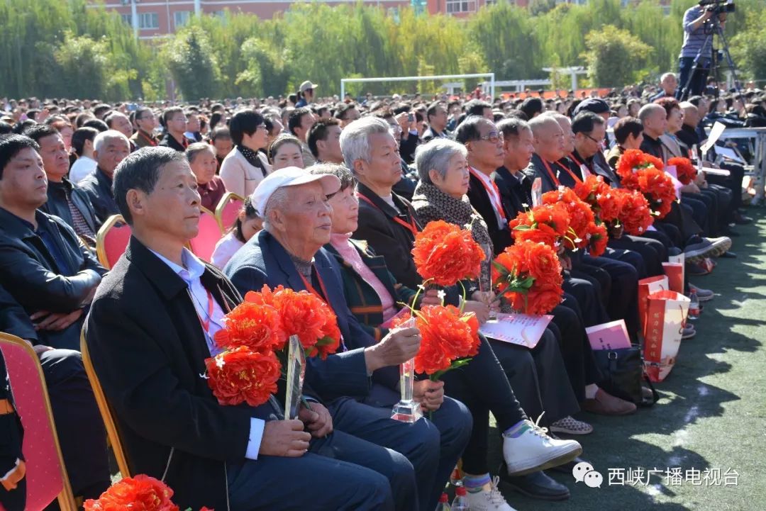 一高校长胡云锁,退休教师杨宗良,在校教师崔艳慧,校友荣毅超分别作