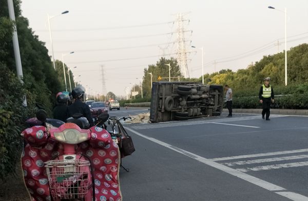 丹陽訪仙發生車禍,擋風玻璃都碎了,附現場視頻!