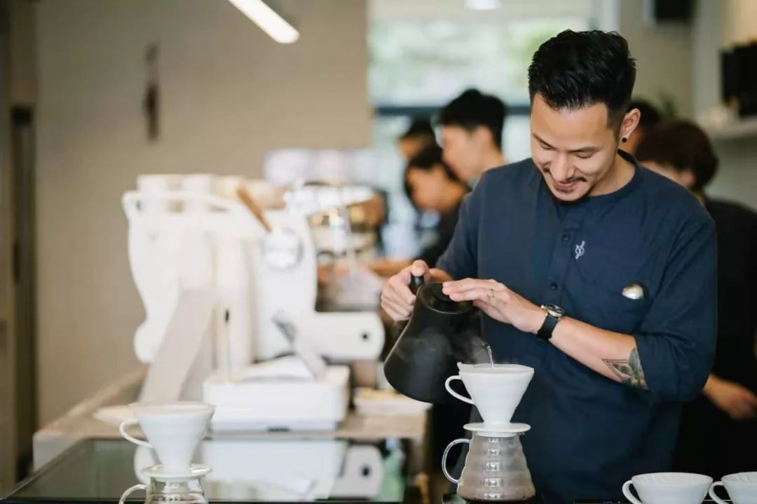 王策筹备多时的咖啡实体店今天台北开业走性冷淡禅意极简专业风格