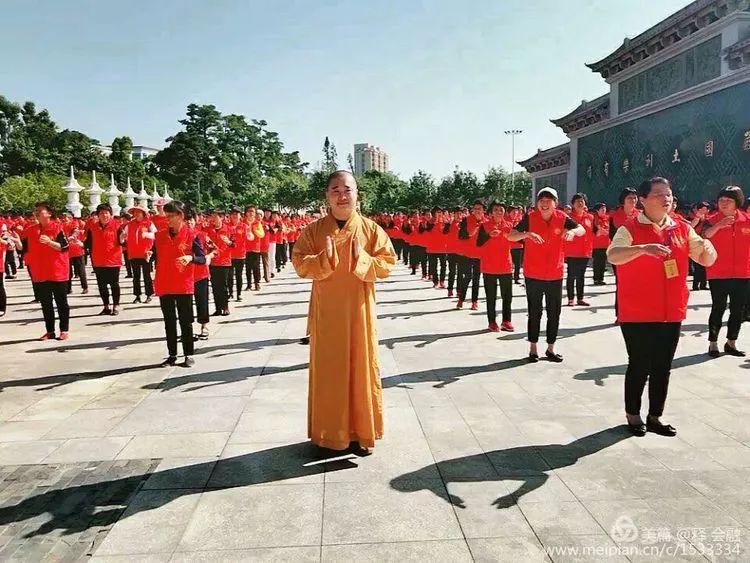 大场面上千老人齐聚梵天寺共舞拍手健身操开展敬老安老慰问