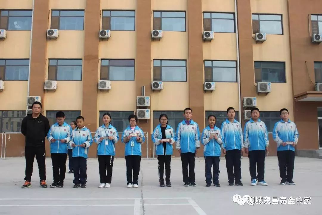 聊城东昌中学校服图片