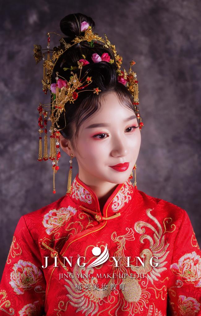 中式婚礼新娘妆造型一抹红唇惊艳全场