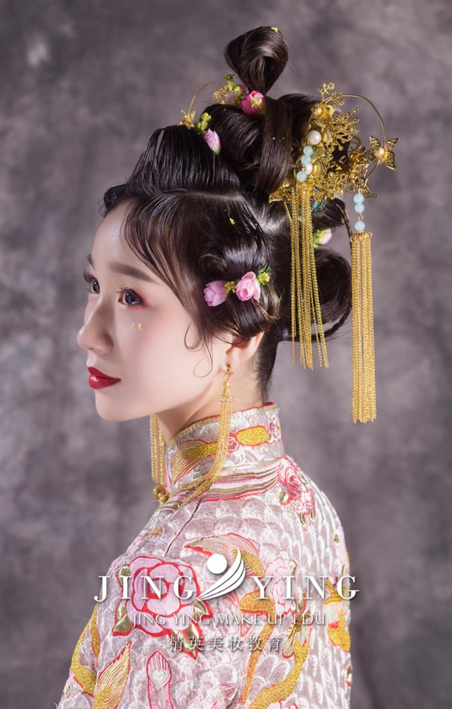 中式婚礼新娘妆造型一抹红唇惊艳全场