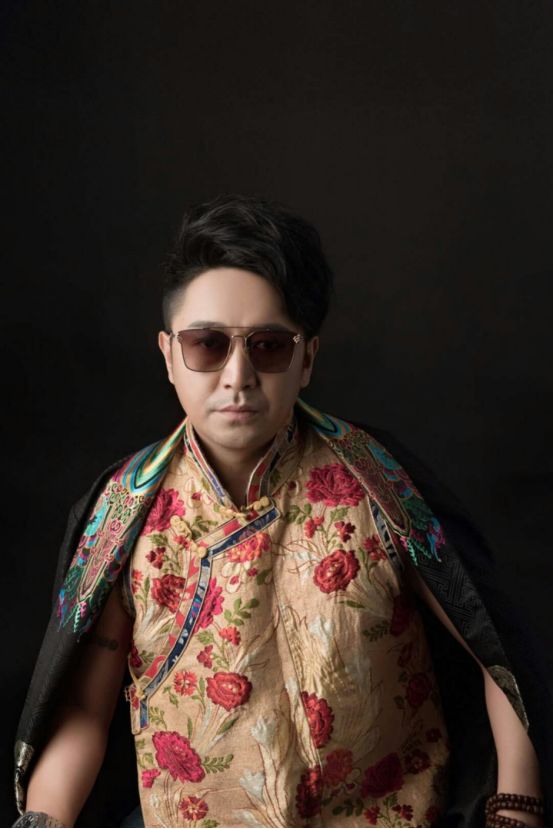 作曲家,发行过多张个人专辑藏乐原创音乐人—根呷藏族歌手人帅心善,对