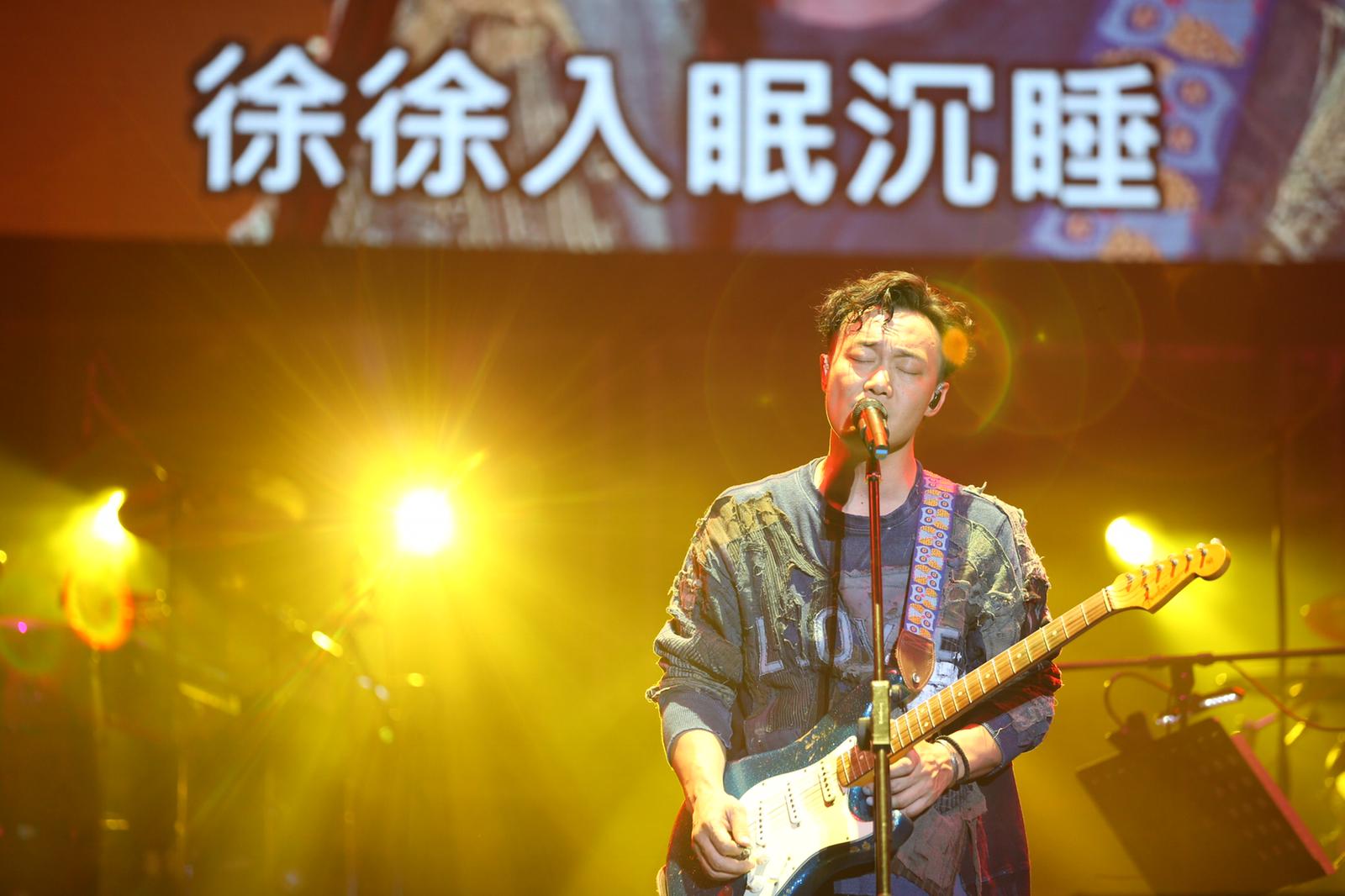 10月27日,陈奕迅于香港中环摩天轮下举行 《eason and the duo band