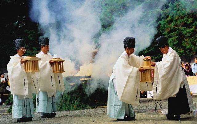 屬多神崇拜,據說有800多萬個神,特別崇拜太陽神——天照大神,視其為皇