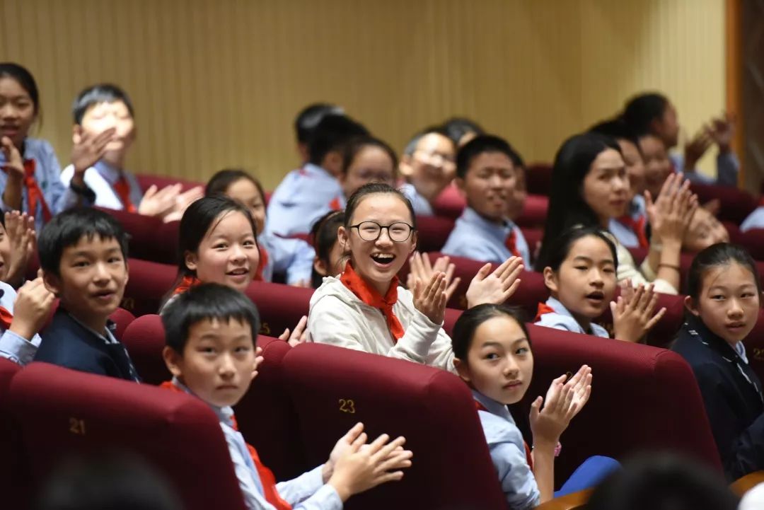 今日头条舞出中国风黄豆豆将赏舞课堂人生课堂带进宋庆龄学校