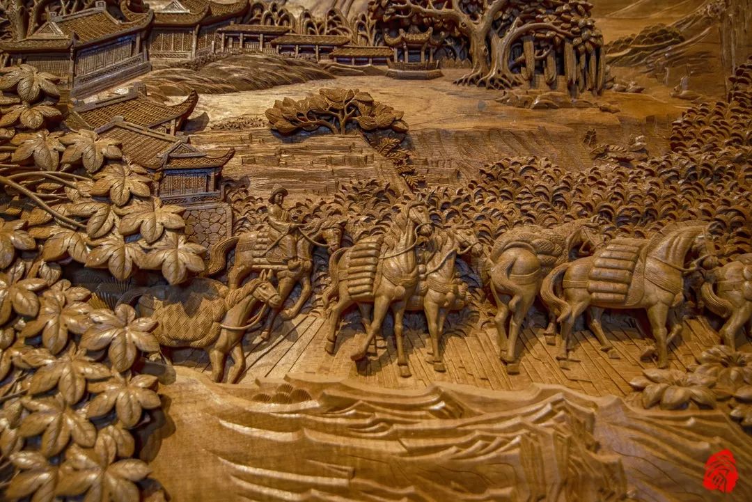 图:茶马古道木雕陆光正大师于1974年创作的木雕挂屏《松鹤同春》